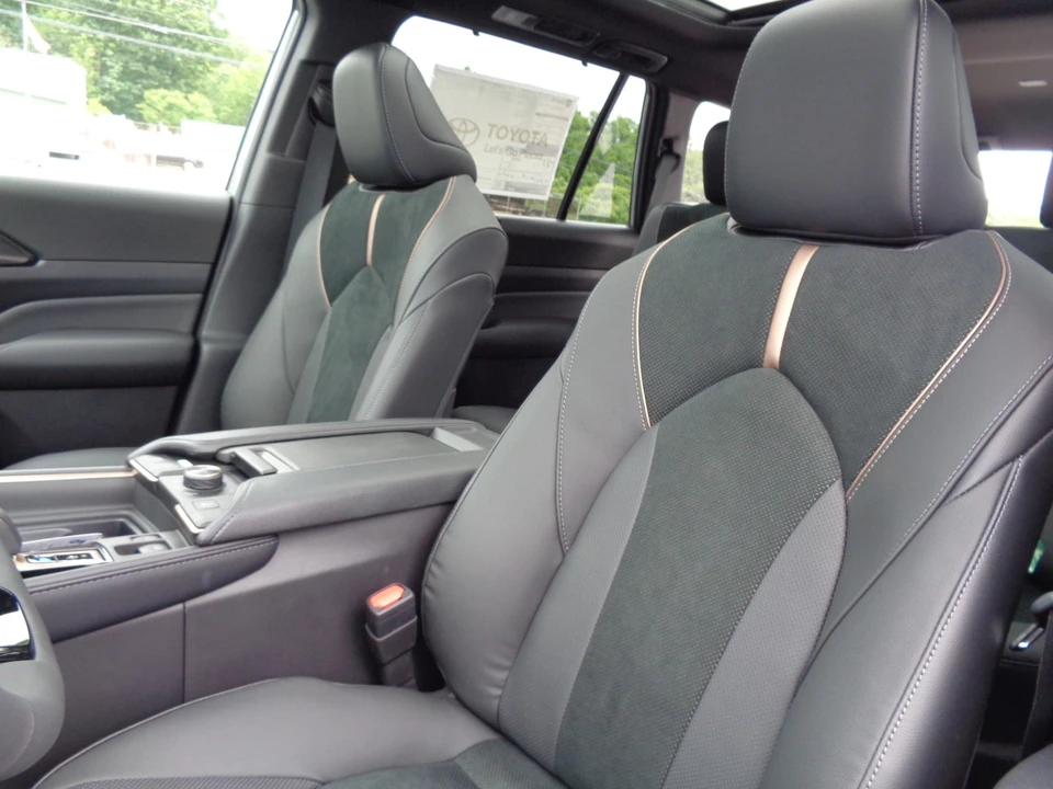 2026 Toyota Highlander - Image 15 of 31