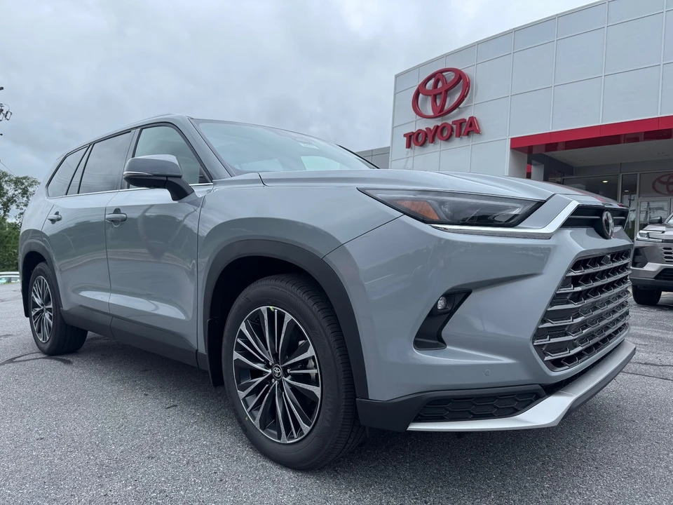 2026 Toyota Highlander - Image 9 of 31
