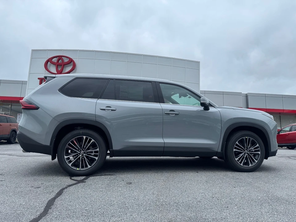 2026 Toyota Highlander - Image 8 of 31