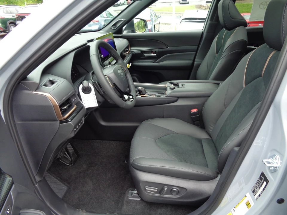2026 Toyota Highlander - Image 12 of 31