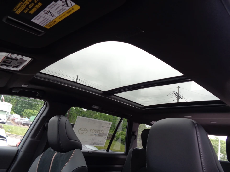 2026 Toyota Highlander - Image 16 of 31