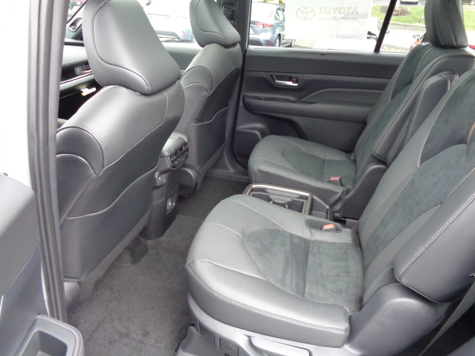2026 Toyota Highlander - Image 17 of 31