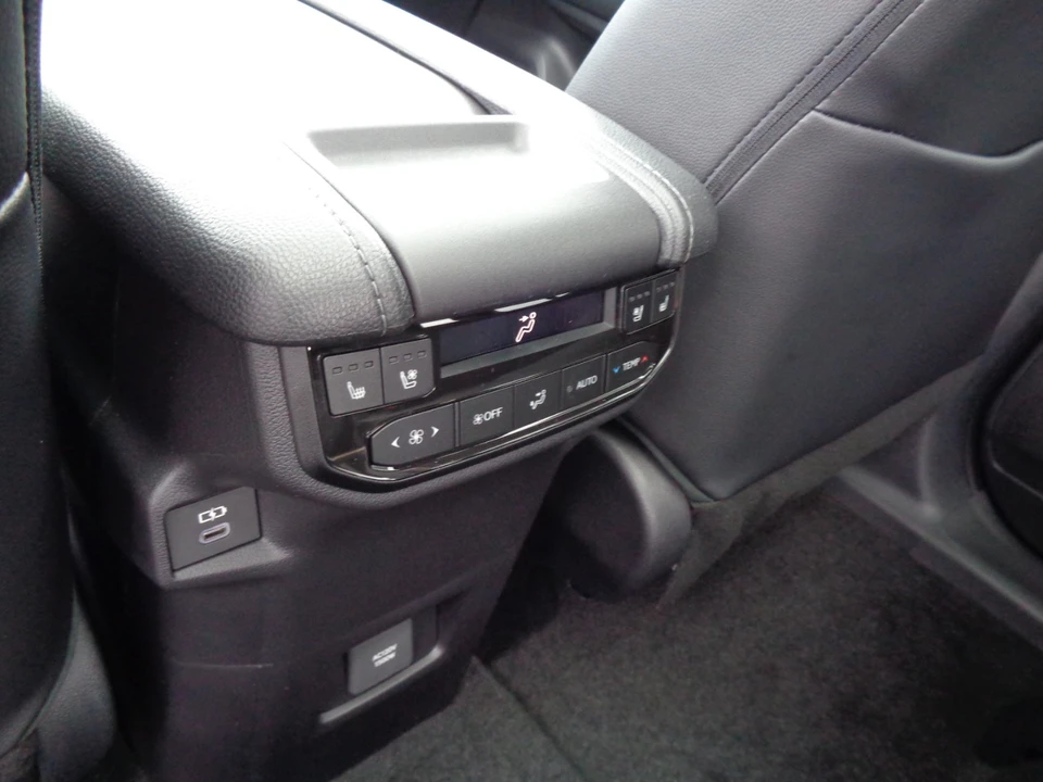 2026 Toyota Highlander - Image 18 of 31