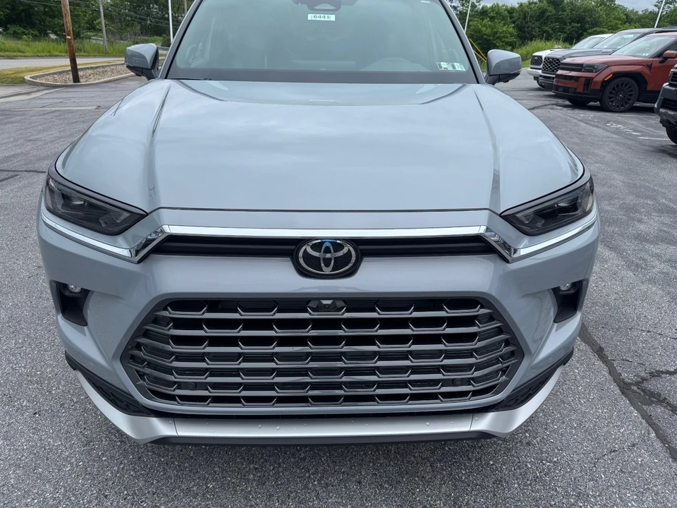 2026 Toyota Highlander - Image 2 of 31