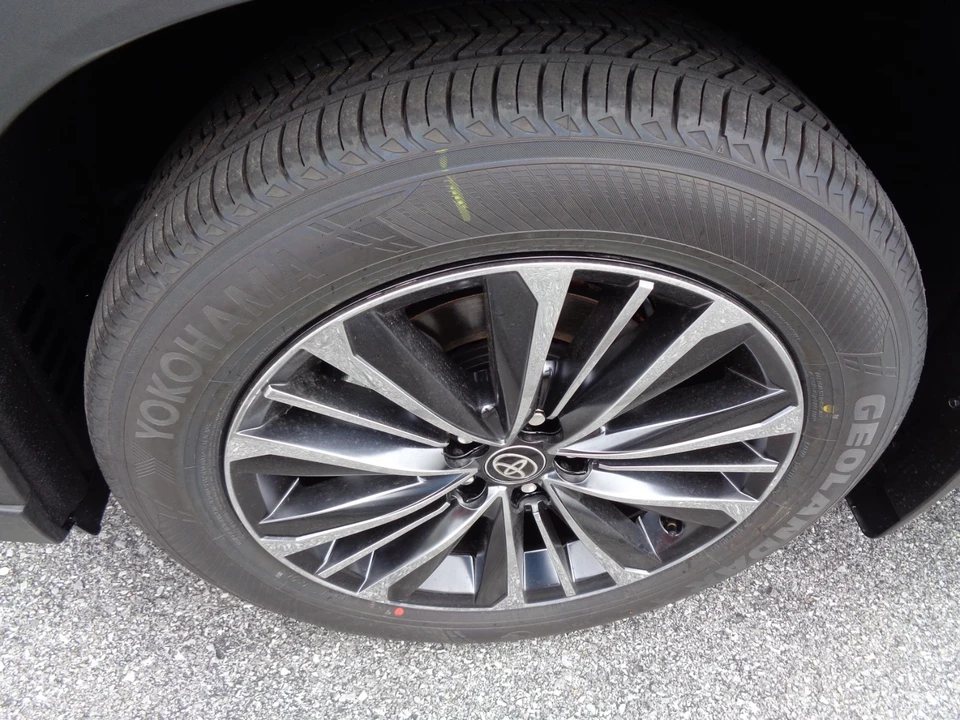 2026 Toyota Highlander - Image 10 of 31
