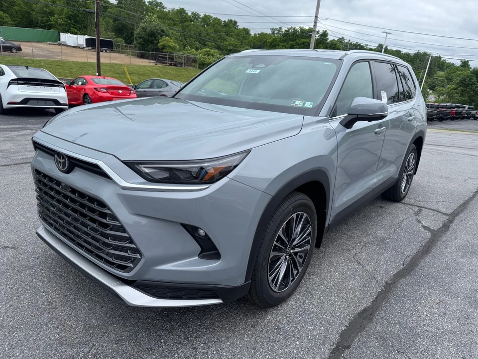2026 Toyota Highlander - Image 3 of 31