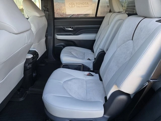 2026 Toyota Highlander - Image 8 of 12