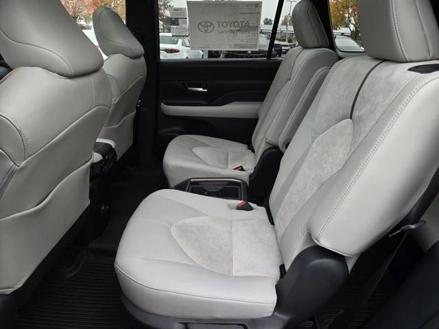 2026 Toyota Highlander - Image 8 of 12
