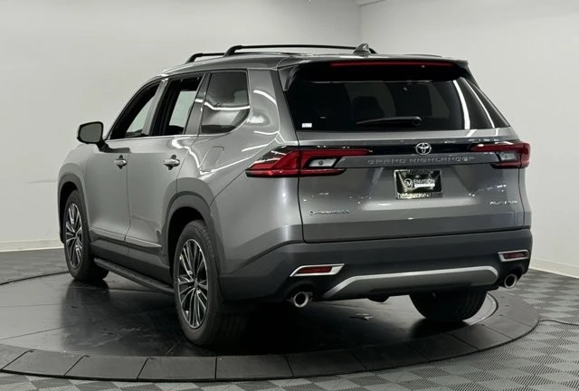 2026 Toyota Highlander - Image 10 of 12