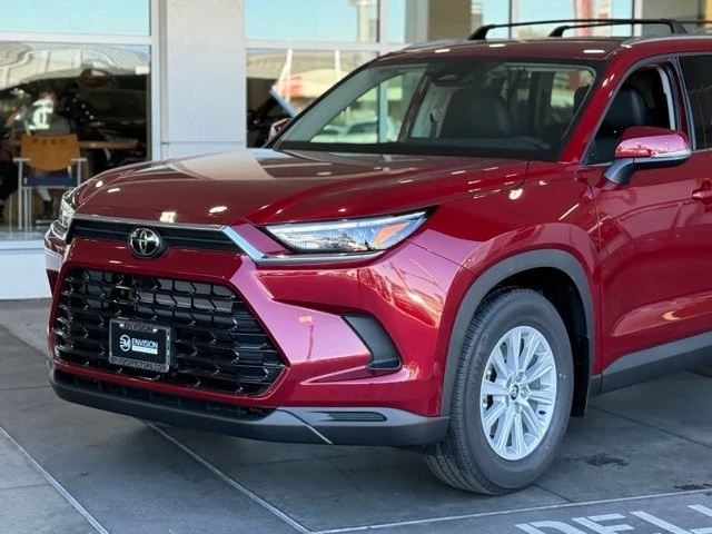 2026 Toyota Highlander - Image 3 of 12