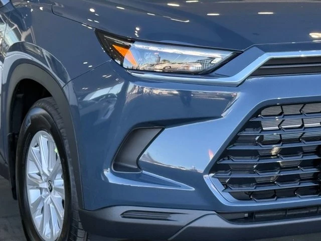 2026 Toyota Highlander - Image 8 of 12