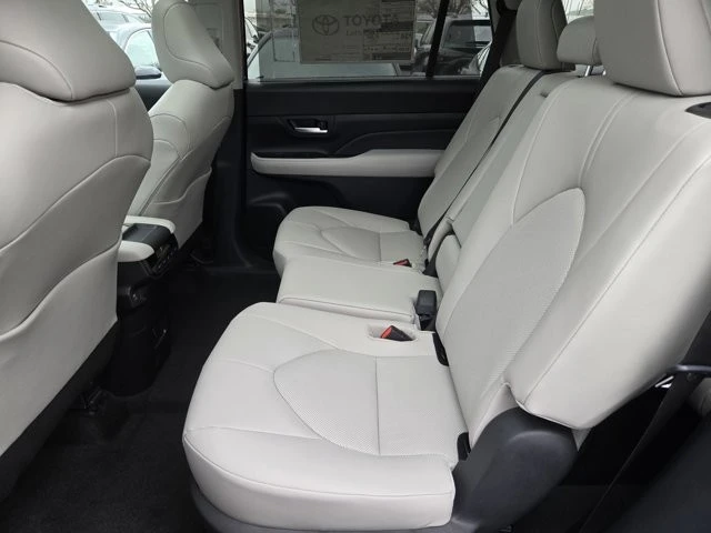 2026 Toyota Highlander - Image 8 of 12