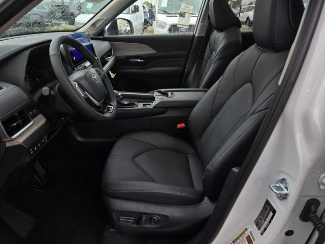 2026 Toyota Highlander - Image 17 of 28