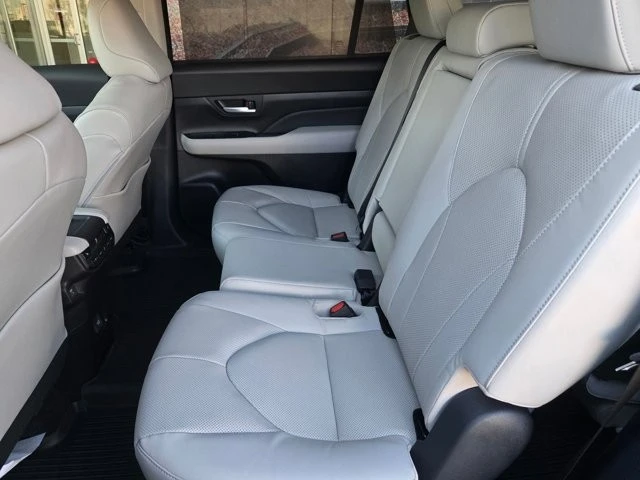 2026 Toyota Highlander - Image 10 of 21