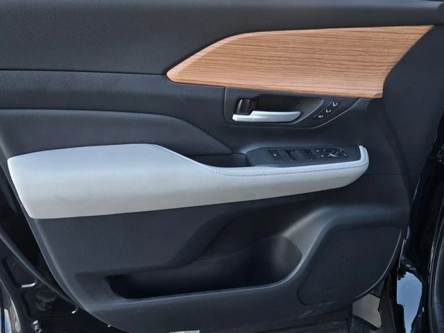 2026 Toyota Highlander - Image 8 of 21