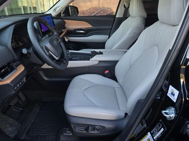 2026 Toyota Highlander - Image 16 of 21