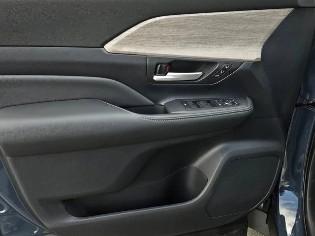 2026 Toyota Highlander - Image 9 of 28
