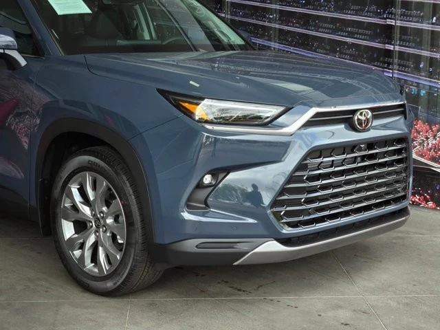 2026 Toyota Highlander - Image 2 of 28