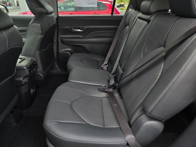 2026 Toyota Highlander - Image 11 of 28