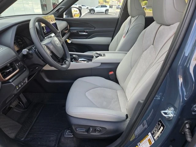 2026 Toyota Highlander - Image 18 of 31