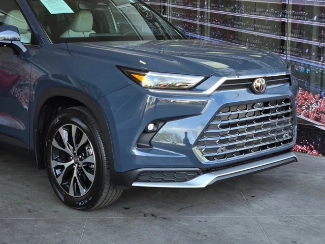 2026 Toyota Highlander - Image 2 of 31