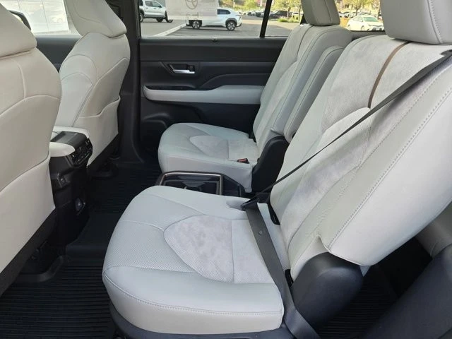 2026 Toyota Highlander - Image 11 of 31