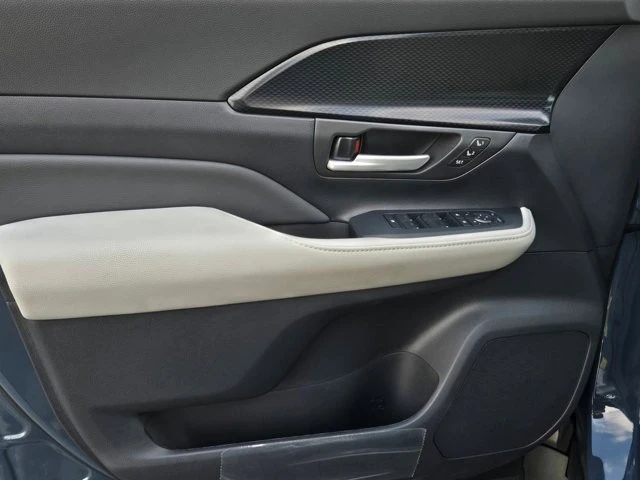 2026 Toyota Highlander - Image 9 of 31