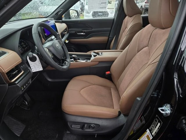 2026 Toyota Highlander - Image 17 of 28