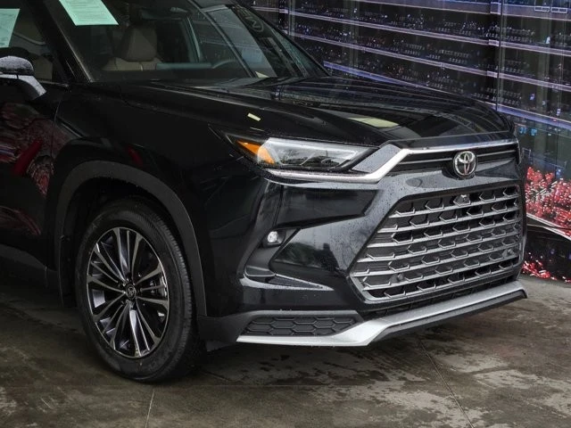 2026 Toyota Highlander - Image 2 of 28