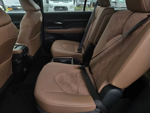 2026 Toyota Highlander - Image 11 of 28
