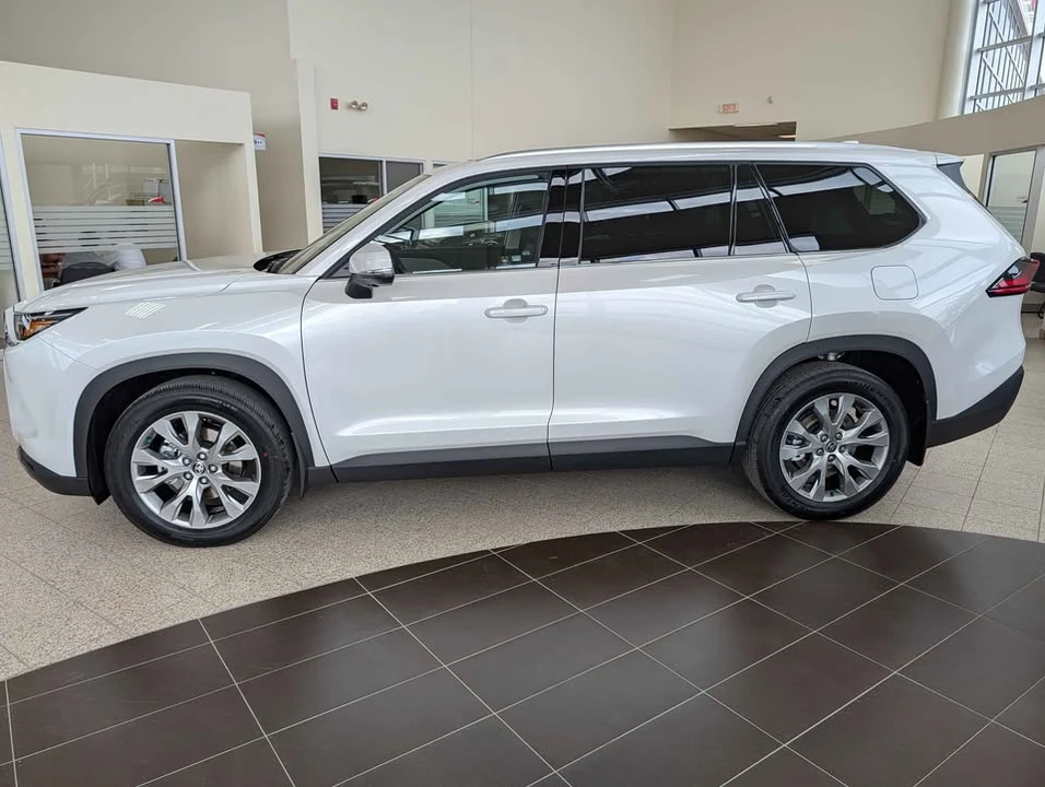2026 Toyota Highlander - Image 2 of 7