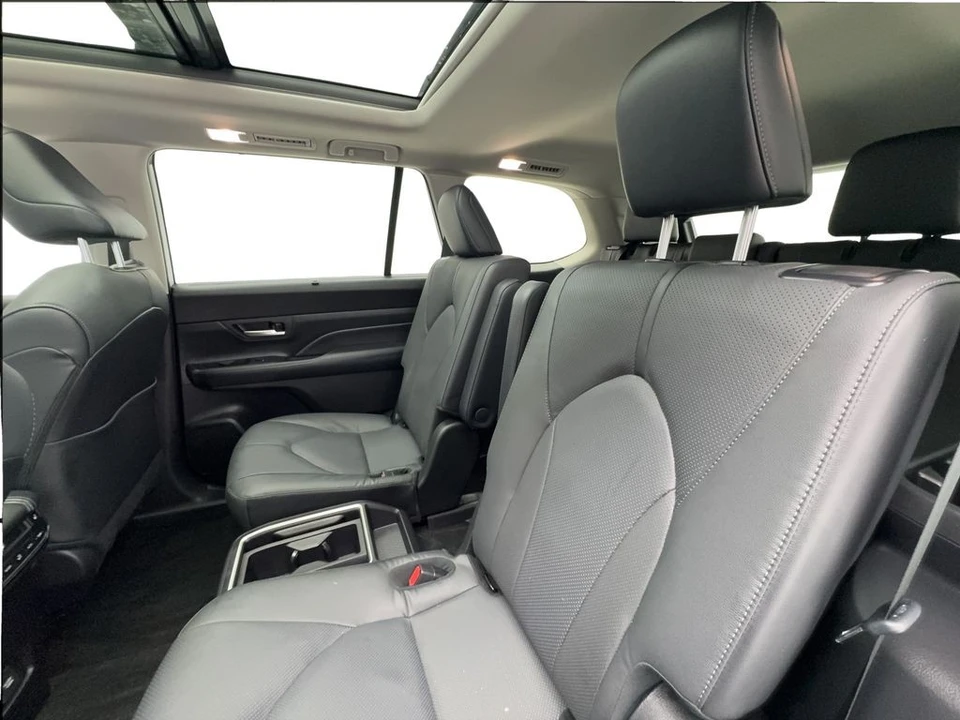 2026 Toyota Highlander - Image 25 of 31
