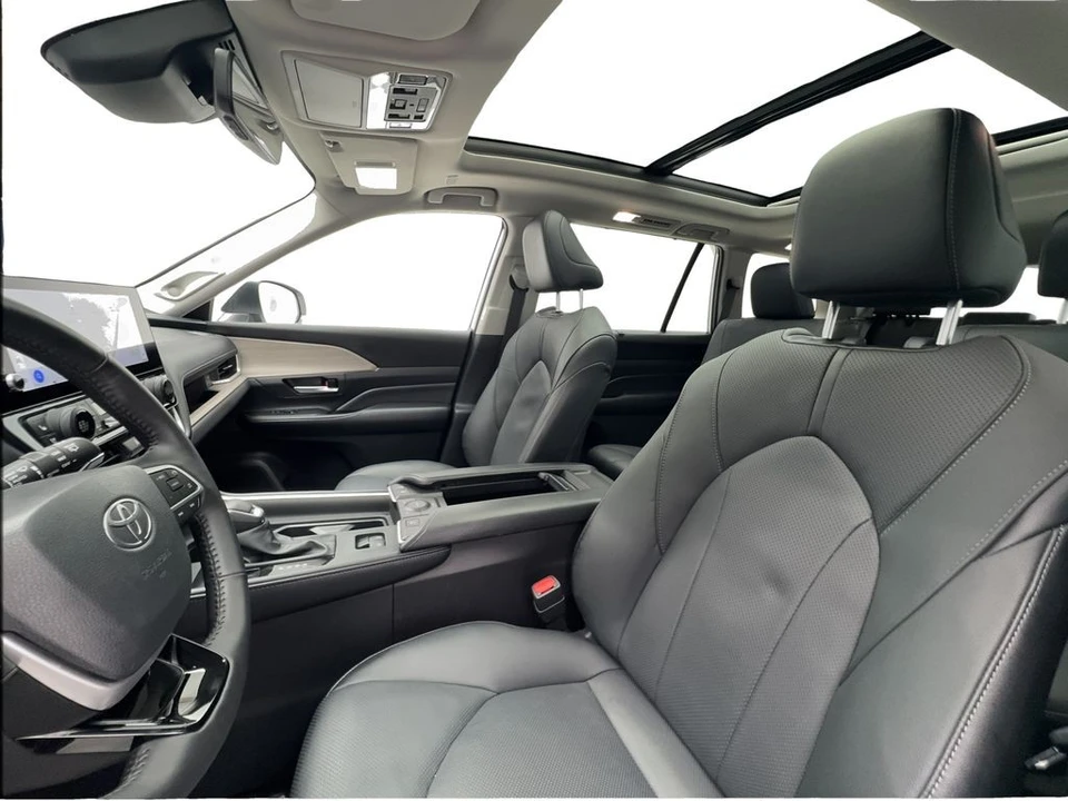 2026 Toyota Highlander - Image 19 of 31
