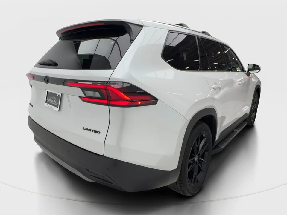 2026 Toyota Highlander - Image 9 of 31