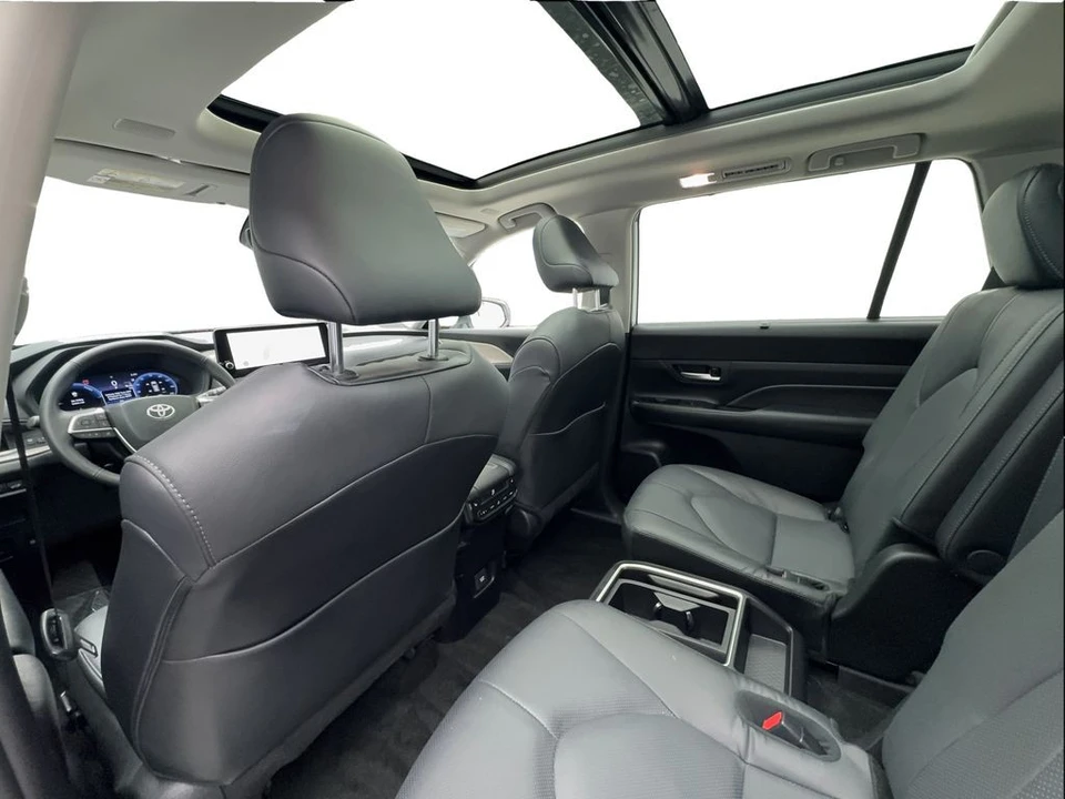 2026 Toyota Highlander - Image 24 of 31