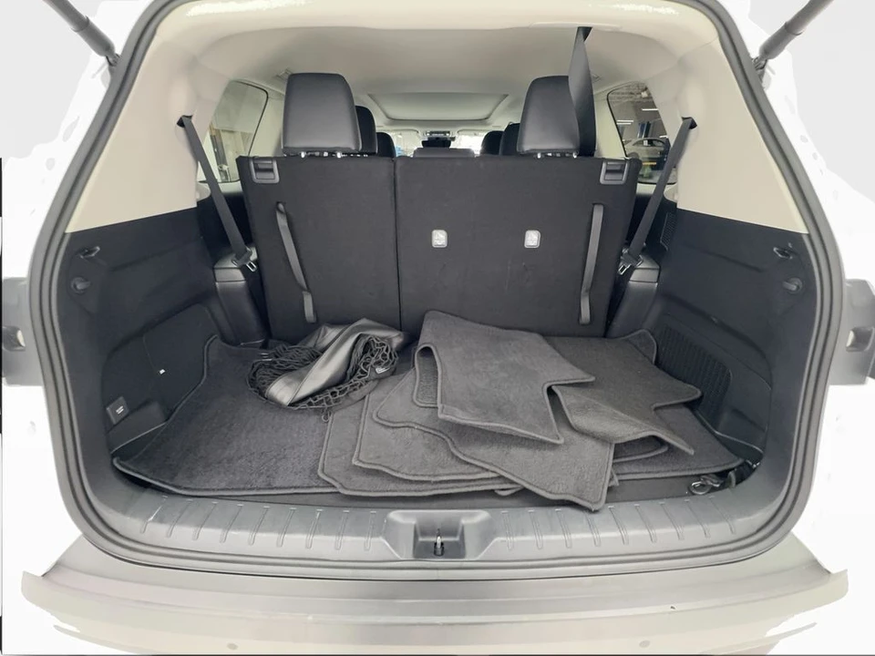 2026 Toyota Highlander - Image 17 of 31