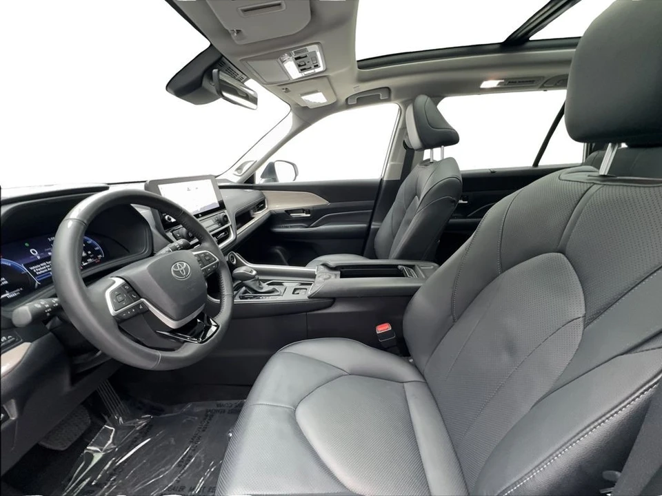 2026 Toyota Highlander - Image 20 of 31