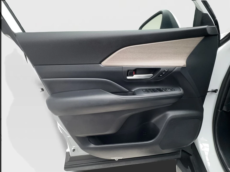 2026 Toyota Highlander - Image 23 of 31