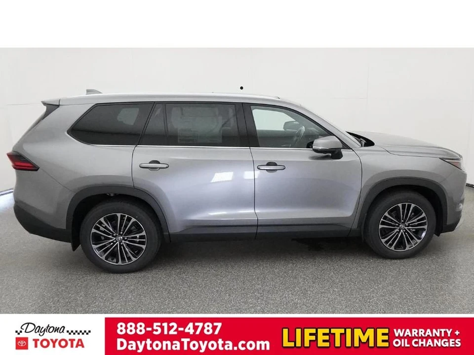 2026 Toyota Highlander - Image 11 of 12