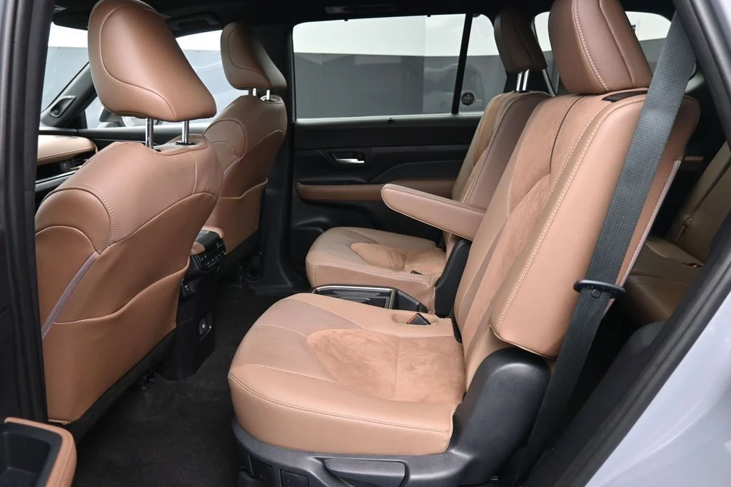 2026 Toyota Highlander - Image 22 of 31