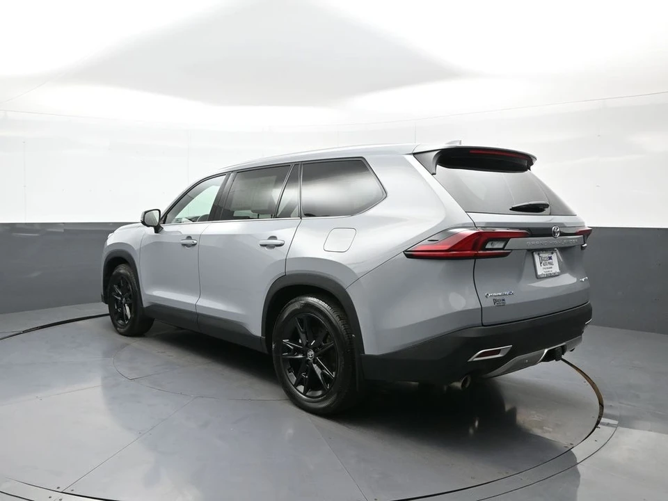 2026 Toyota Highlander - Image 8 of 31