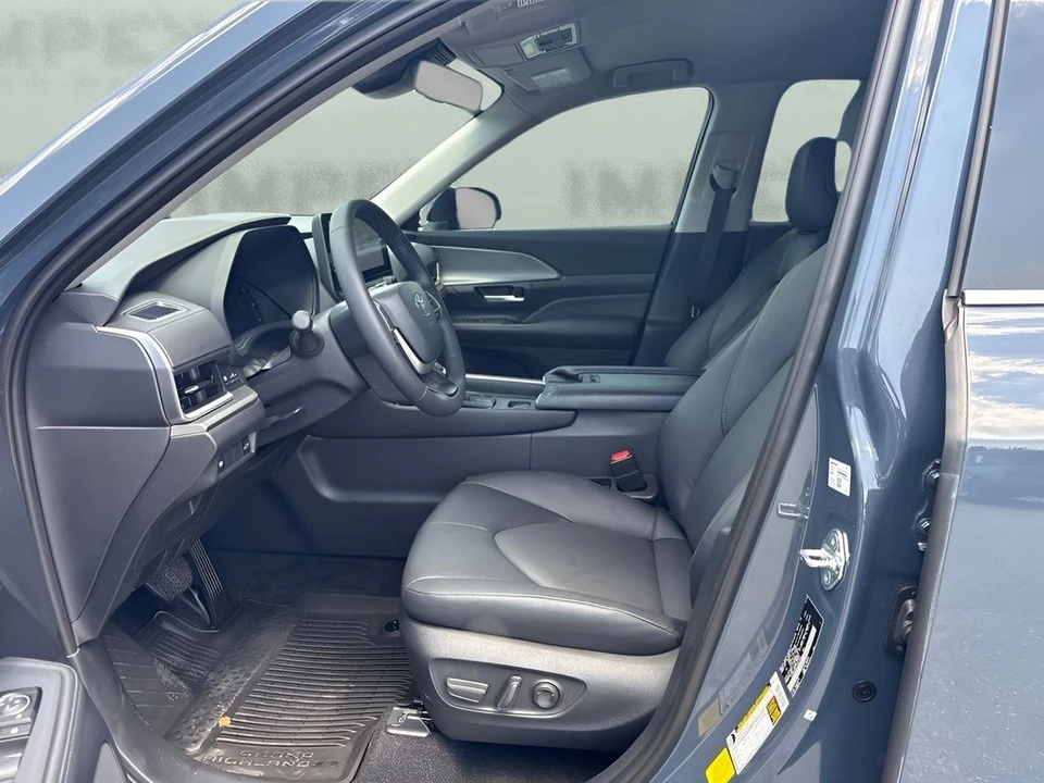 2026 Toyota Highlander - Image 9 of 31