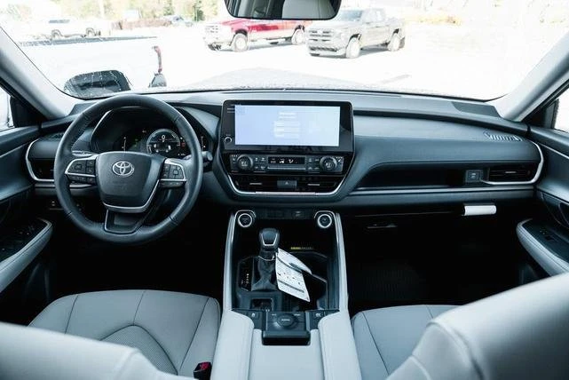 2026 Toyota Highlander - Image 8 of 17