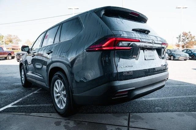2026 Toyota Highlander - Image 2 of 17