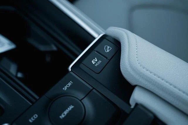 2026 Toyota Highlander - Image 16 of 17