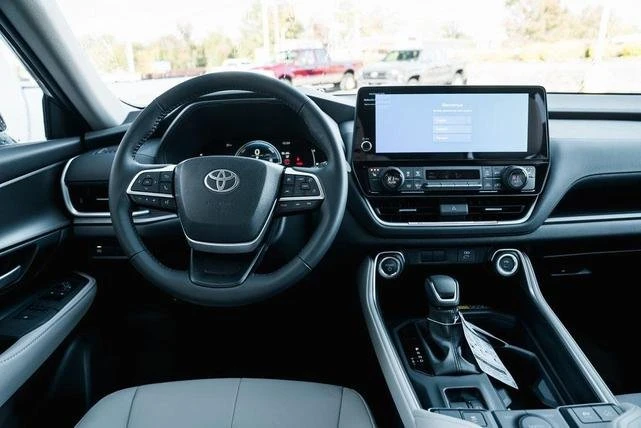 2026 Toyota Highlander - Image 9 of 17