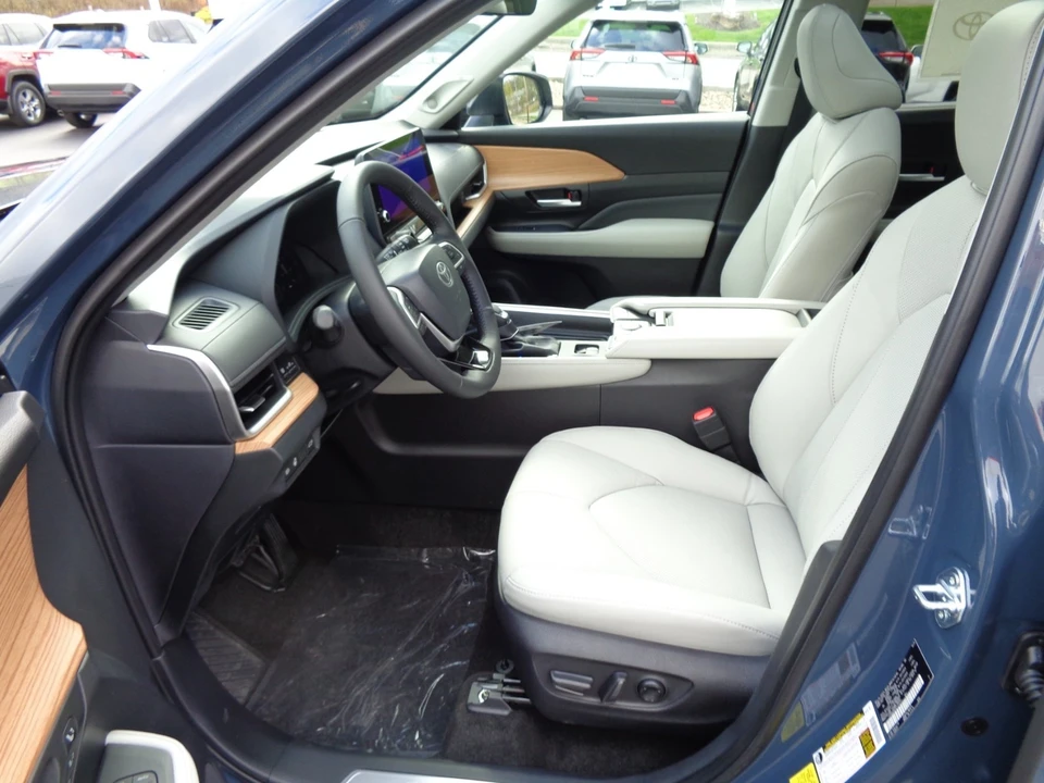 2026 Toyota Highlander - Image 12 of 21