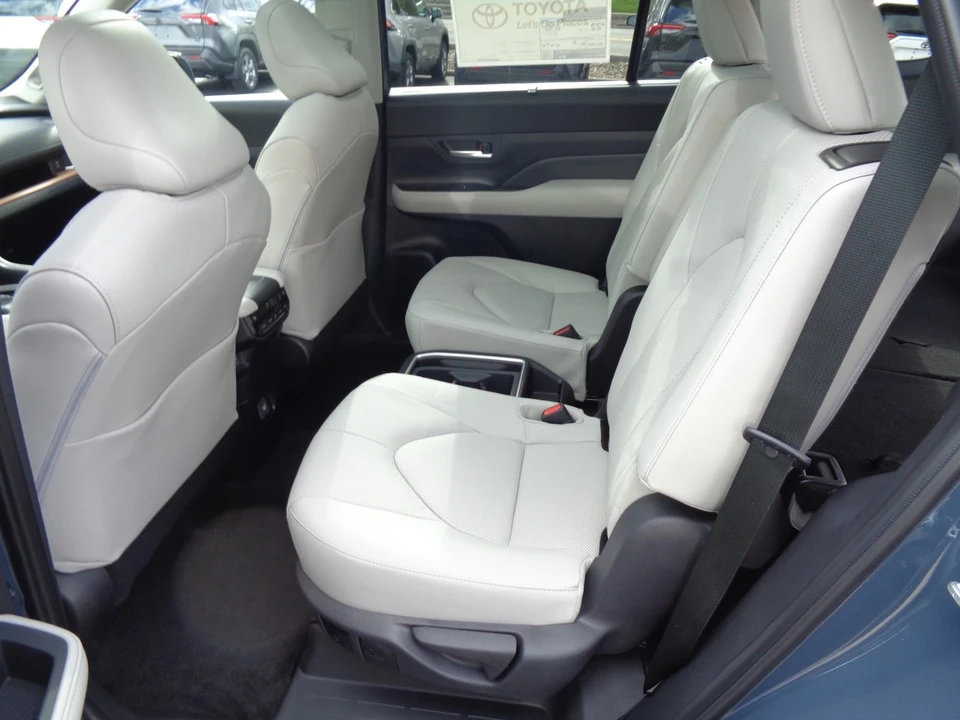 2026 Toyota Highlander - Image 17 of 21