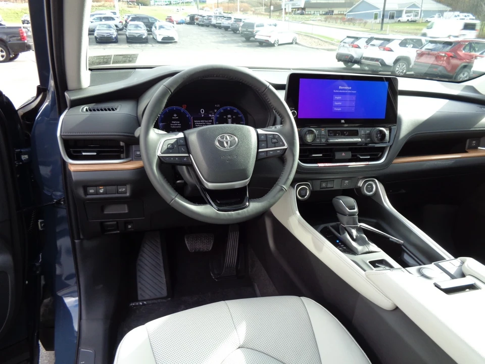 2026 Toyota Highlander - Image 18 of 21