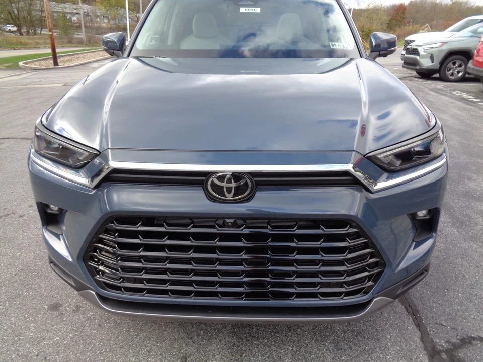 2026 Toyota Highlander - Image 9 of 21
